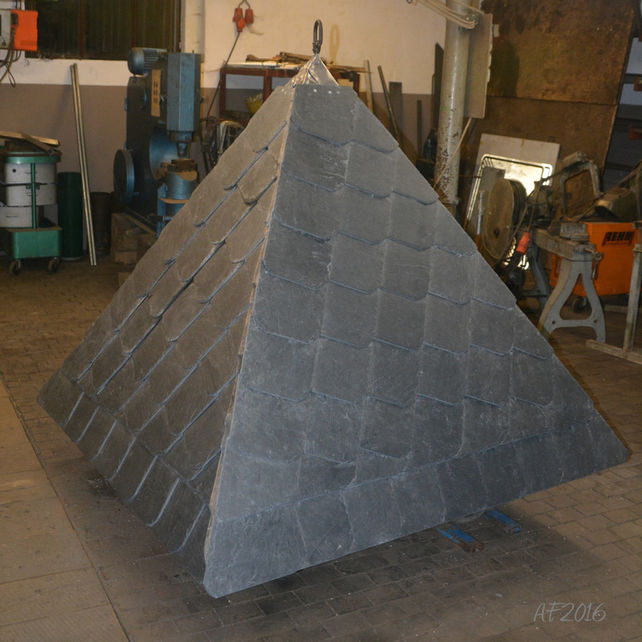 Die Turmspitze wird mit Schiefer gedeckt.